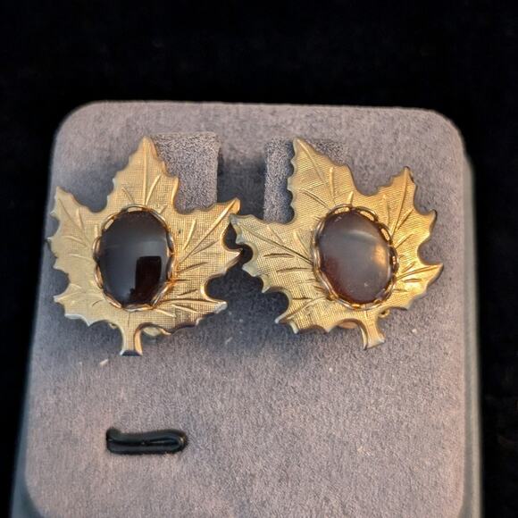 Vintage Gold Tone Leaf Brown Stone Clip On Earrings - Picture 1 of 4